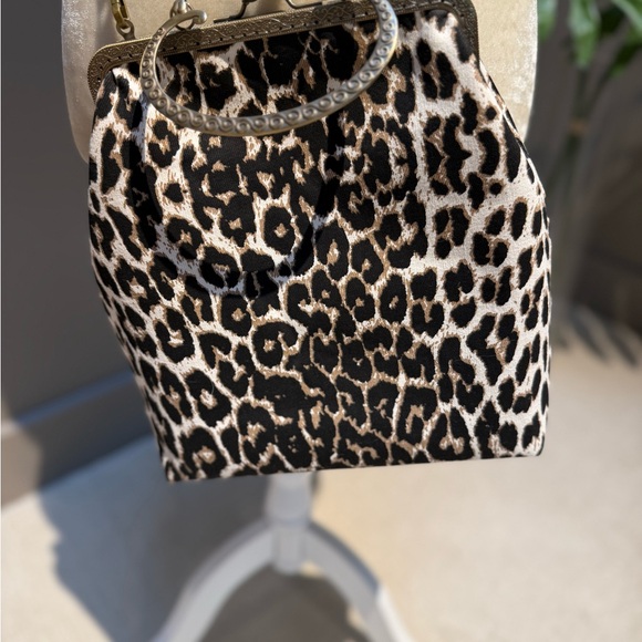 Elegant Leopard Print Crossbody Bag with Chain Strap - Picture 2 of 6